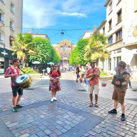 Fanfare_Forro_en_deambulation_pour_le_marche_semi_nocturne